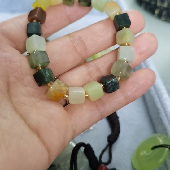 未镶嵌蛇纹石玉吊坠