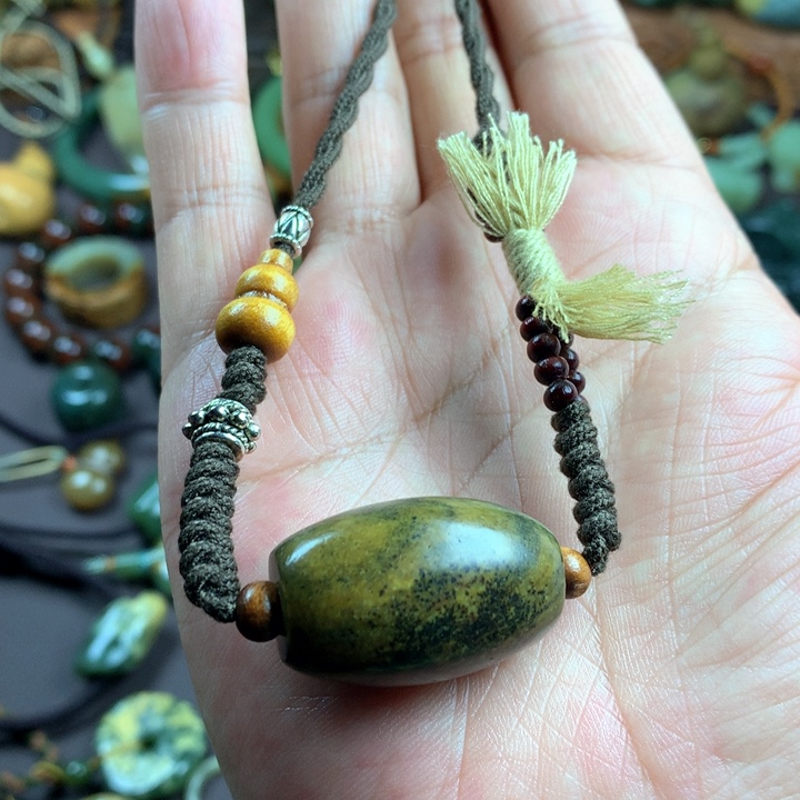 吊坠(赠链)未镶嵌岫岩河磨玉（透闪石质玉）a****c