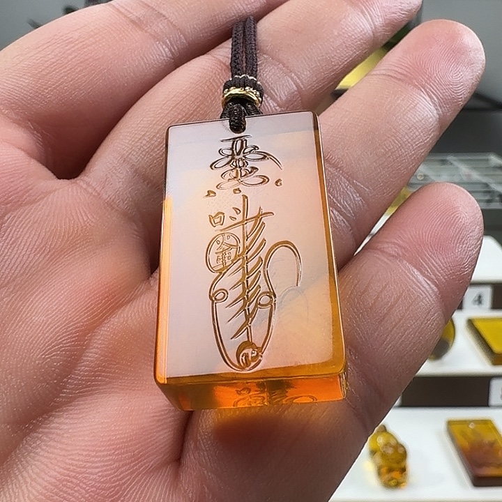 未镶嵌颈饰琥珀王元帅