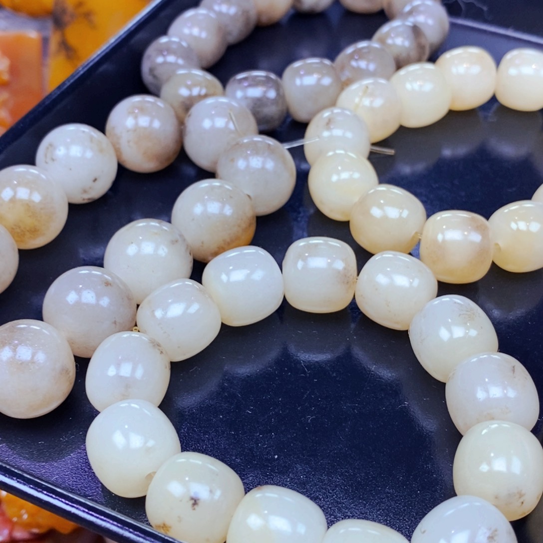 未镶嵌石英质玉（黄龙玉）颈饰