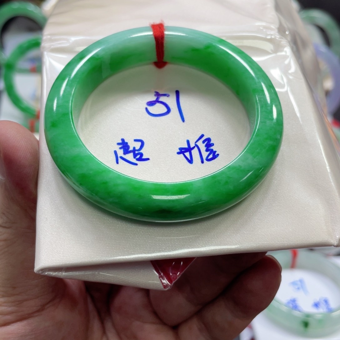 翡翠手镯未镶嵌翡翠