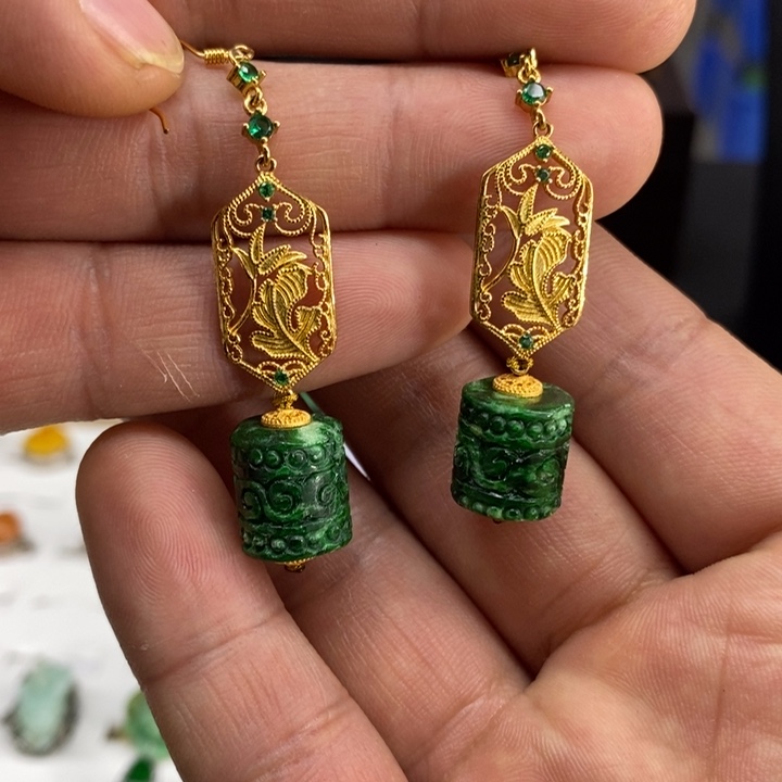 翡翠颈饰未镶嵌耳饰