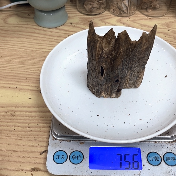 沉香碎屑沉香金沙叶75 克。。。。。。