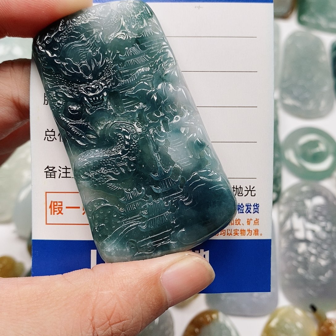颈饰未镶嵌翡翠山水龙牌