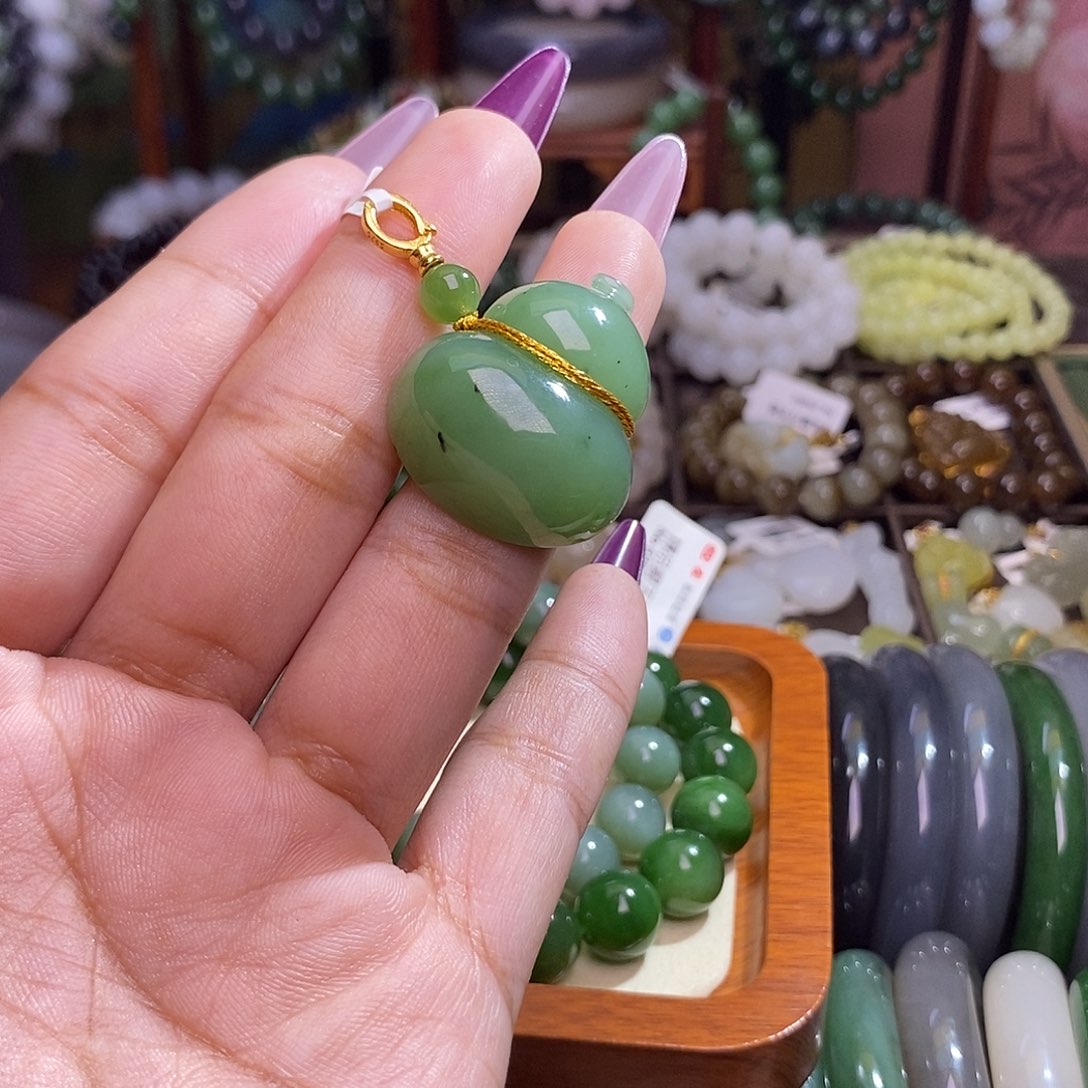 和田玉未镶嵌颈饰乌兰海猕猴桃苹果绿银镶葫芦