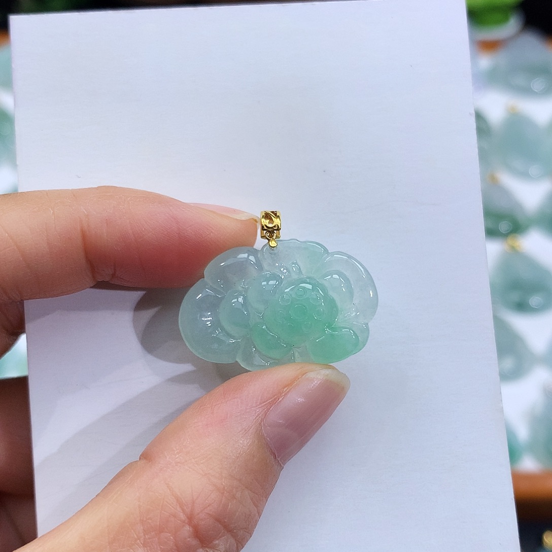 翡翠18K金镶嵌颈饰翡翠吊坠