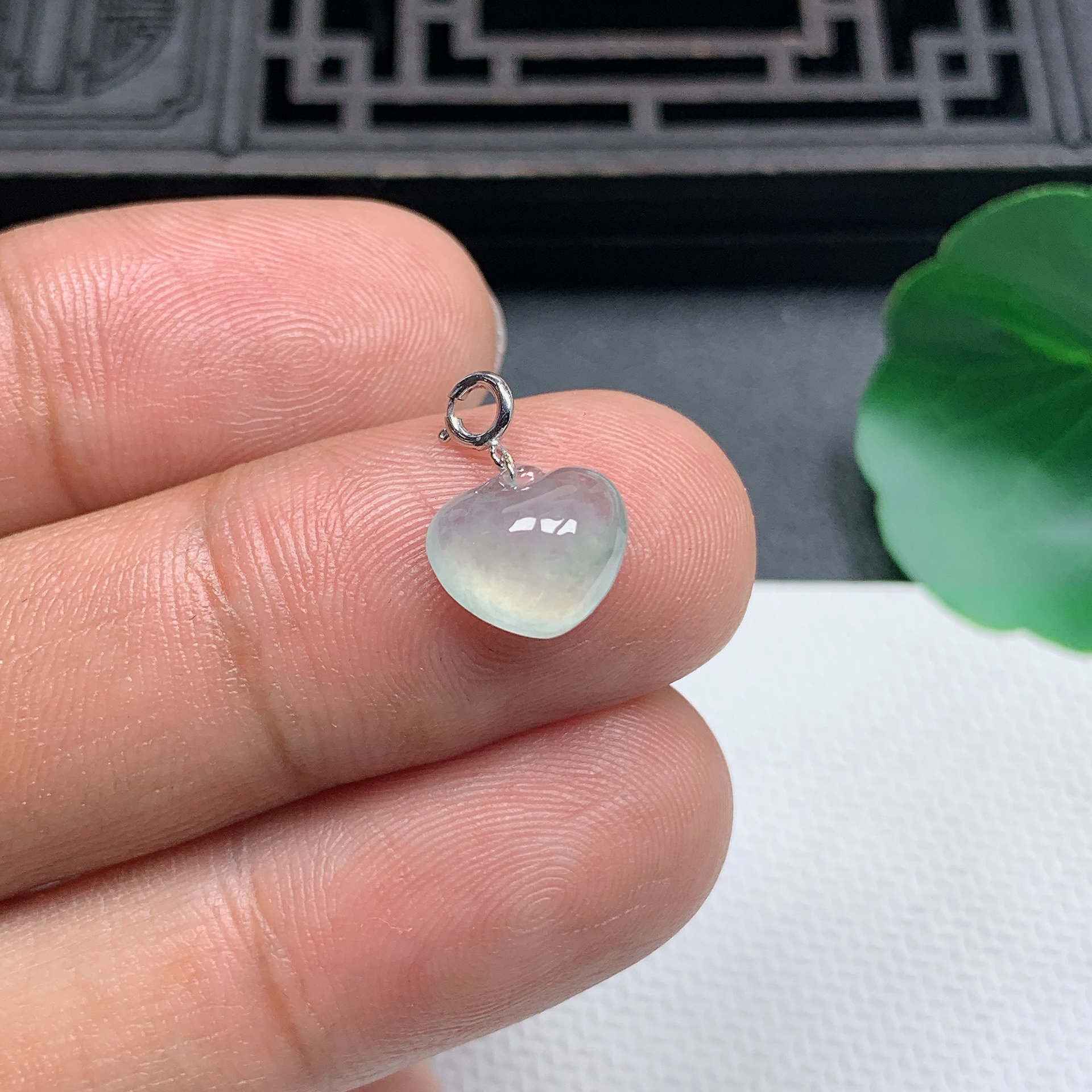 缅甸天然翡翠A货18K金扣精美冰种小桃心吊坠尺寸8.5*9.9*4.7mm