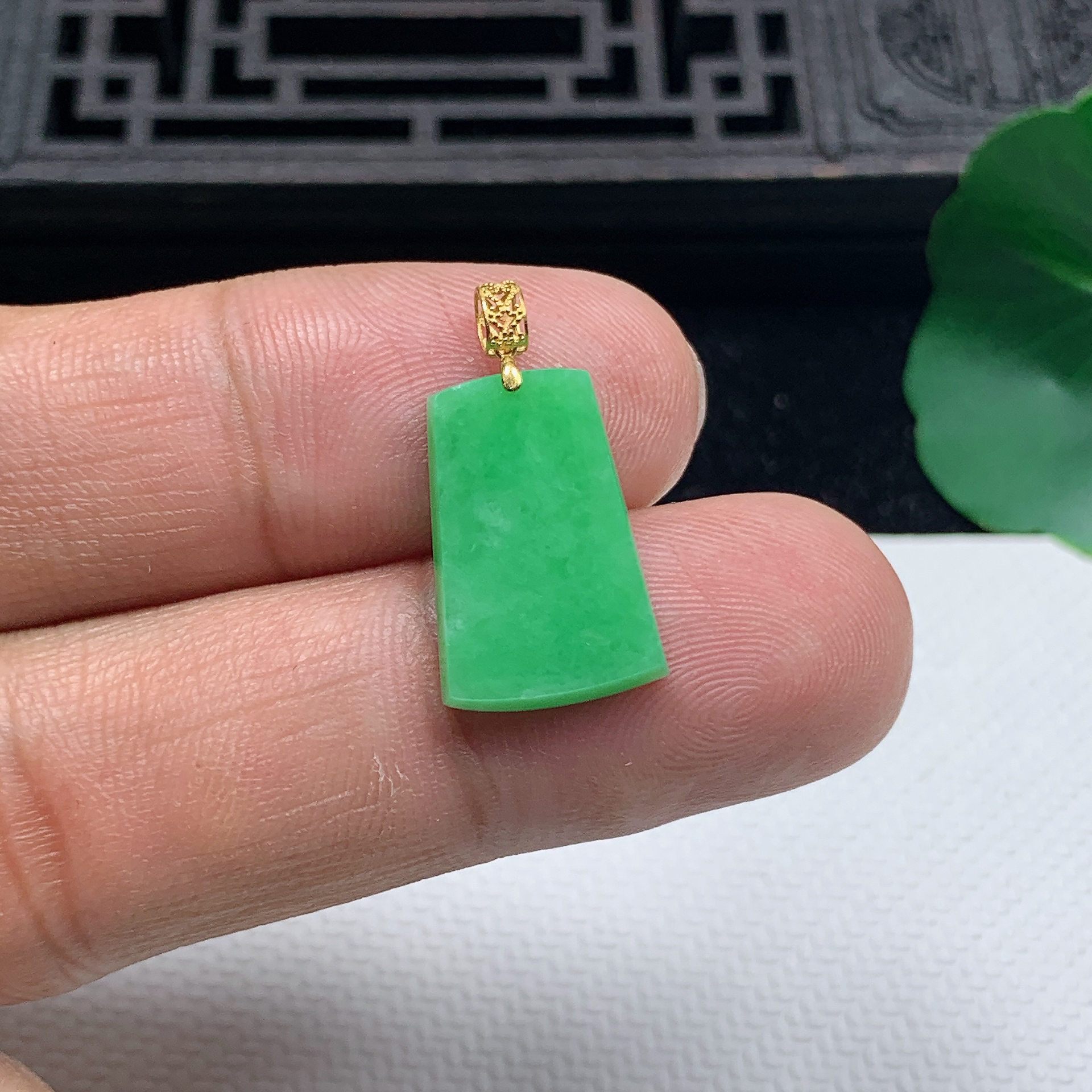 缅甸天然翡翠A货18K金扣精美飘阳绿素面牌吊坠尺寸18.2*12*2.4mm