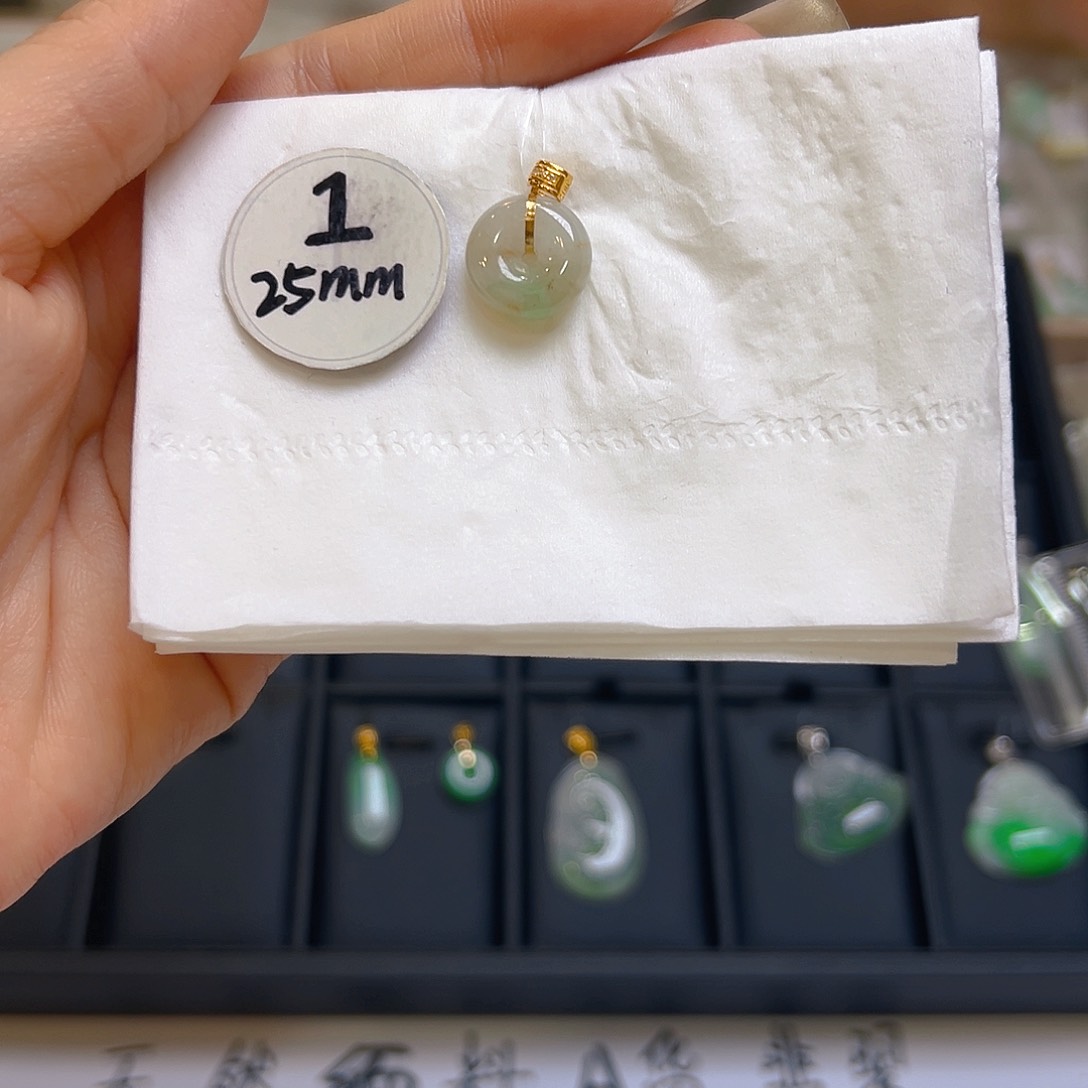 翡翠颈饰18K金镶嵌翡翠