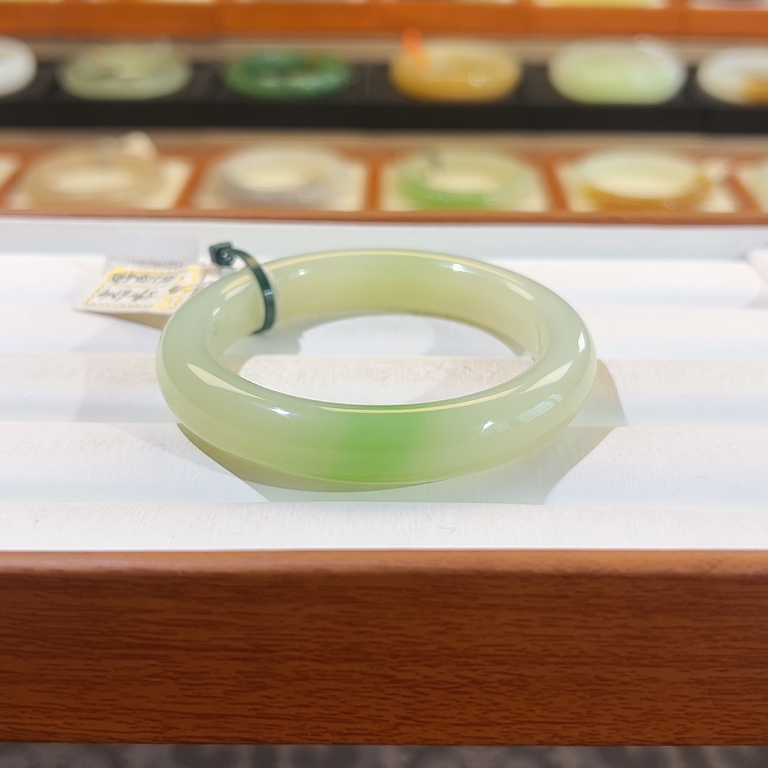 和田玉手镯未镶嵌小***?  【翠青】