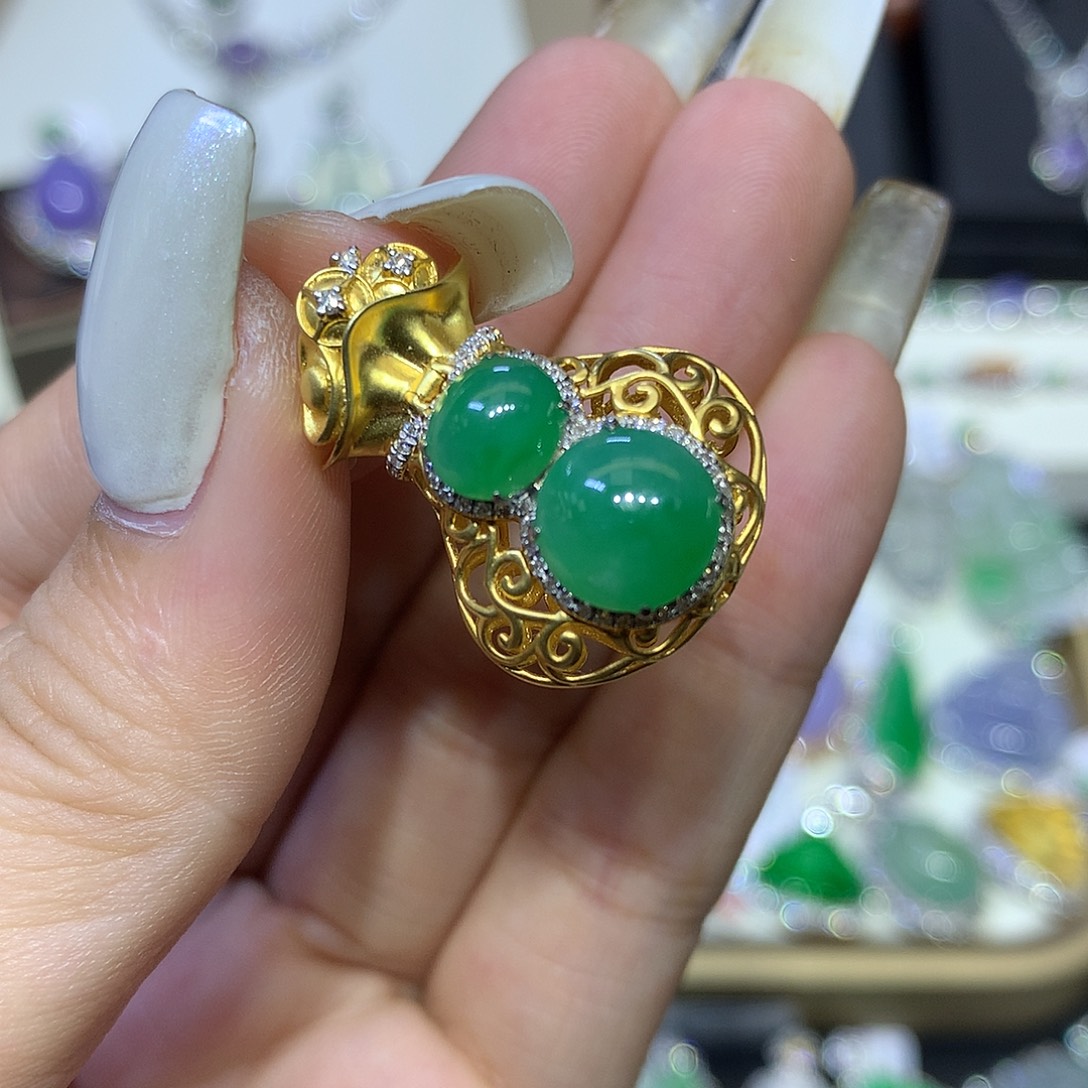 翡翠18K金镶嵌颈饰