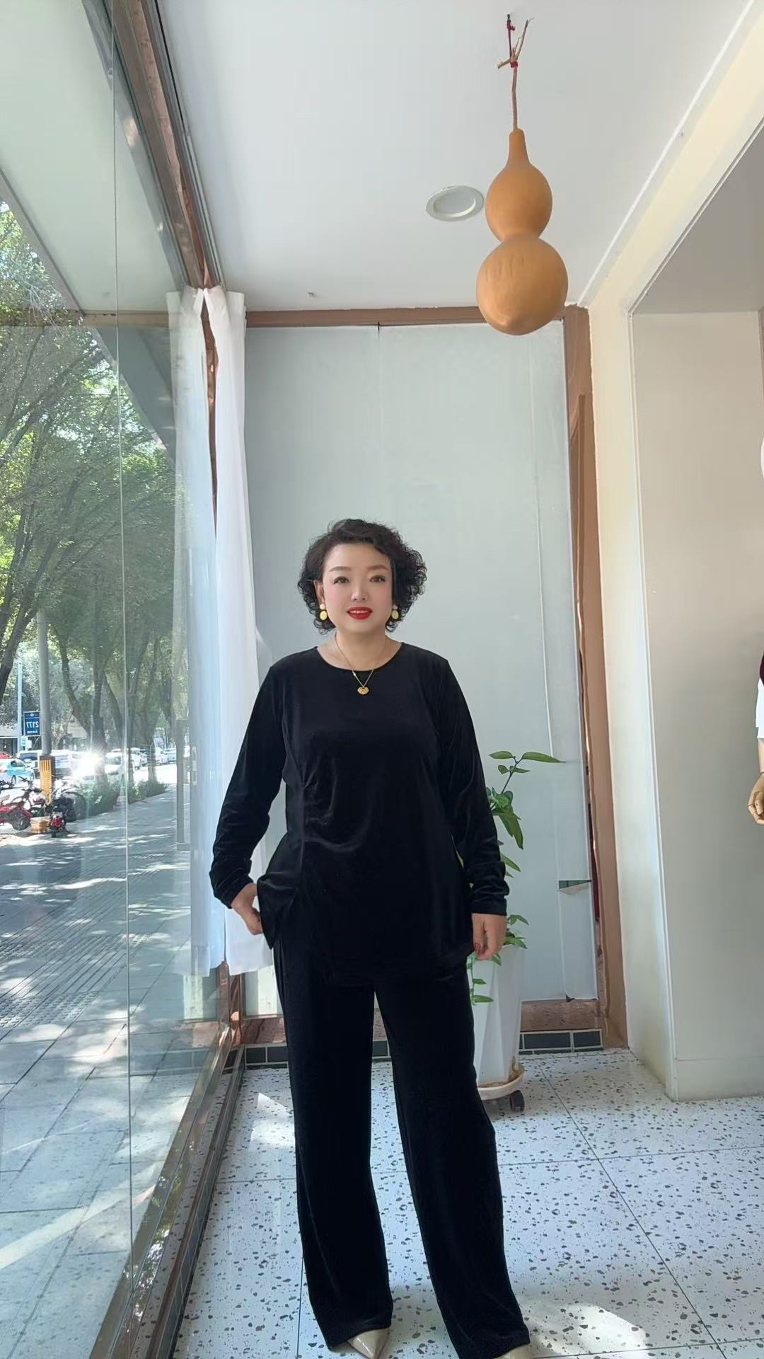 2025秋季丝绒上衣配时尚显瘦直筒阔腿裤套装