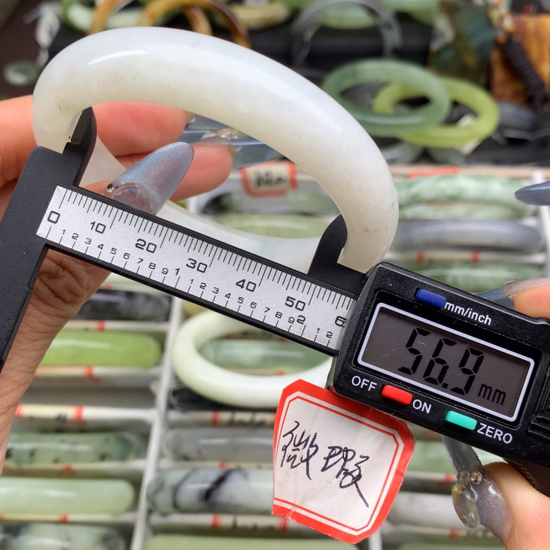 冷***￴蛇纹石玉未镶嵌手镯2128