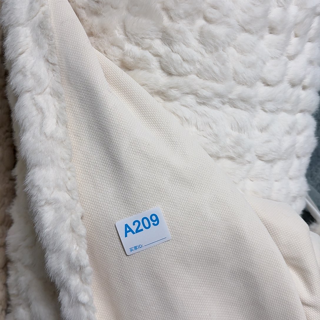 米白色兔貂雕花爱心30元2米209