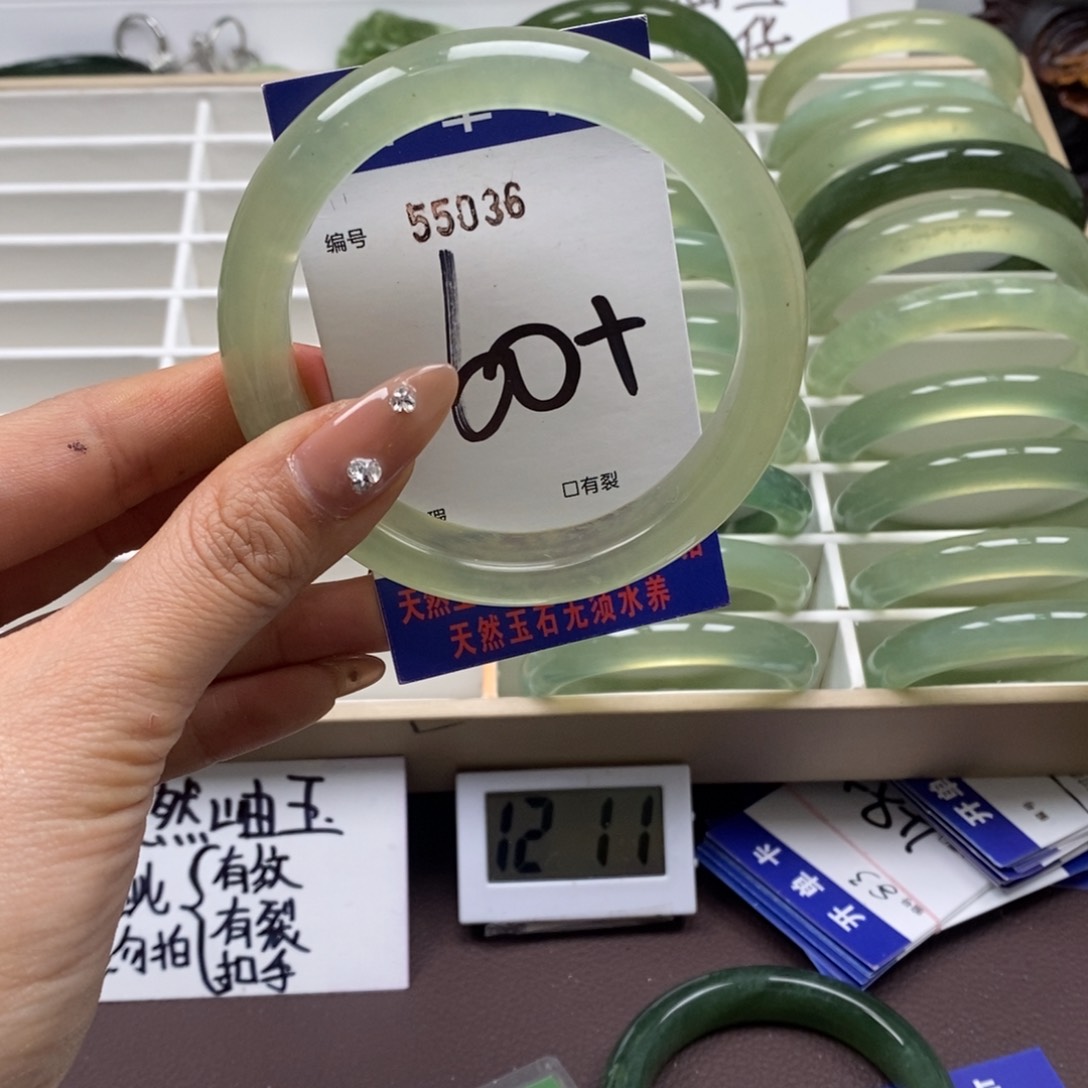 蛇纹石玉手镯未镶嵌