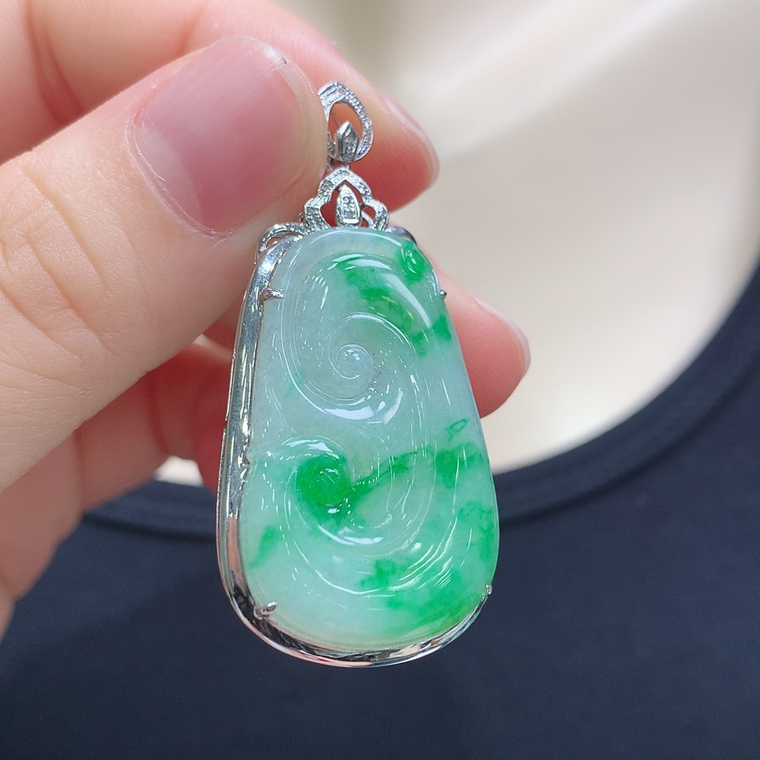 颈饰18K金镶嵌翡翠如意