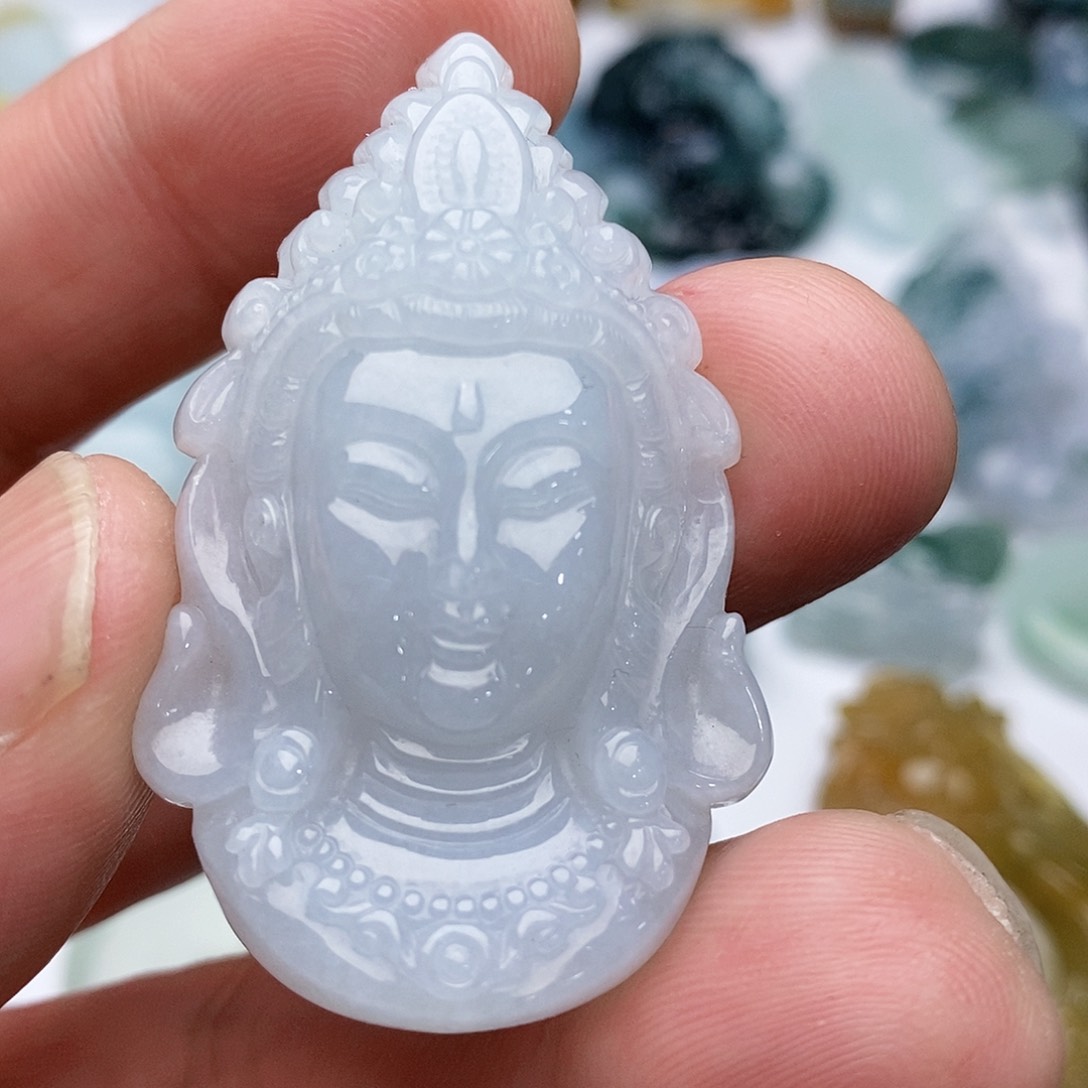 翡翠颈饰未镶嵌出人头地