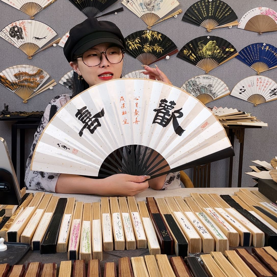国画10寸-仿乌木福利折扇（默认粘好）