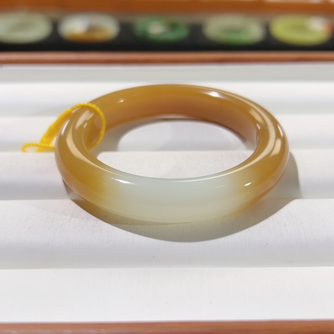 和田玉手镯未镶嵌羊脂白带红糖糖白大漏美镯