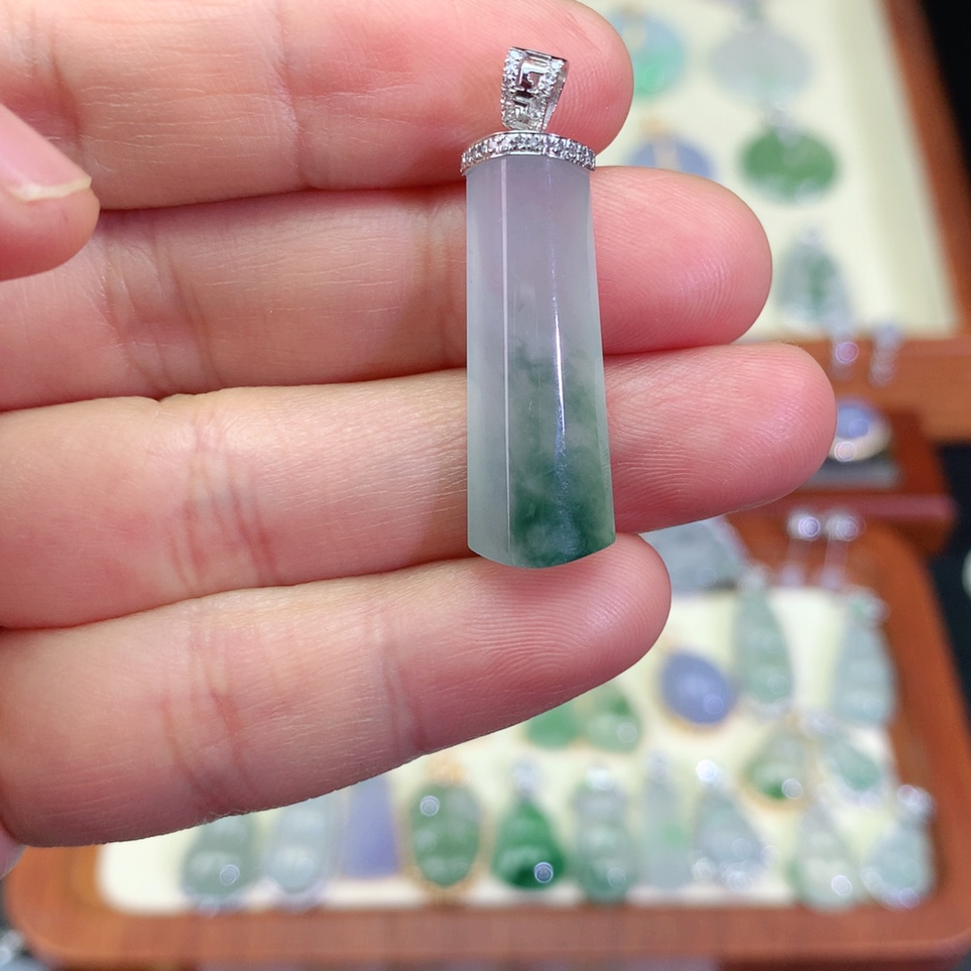 翡翠颈饰18K金镶嵌天然翡翠吊坠a货