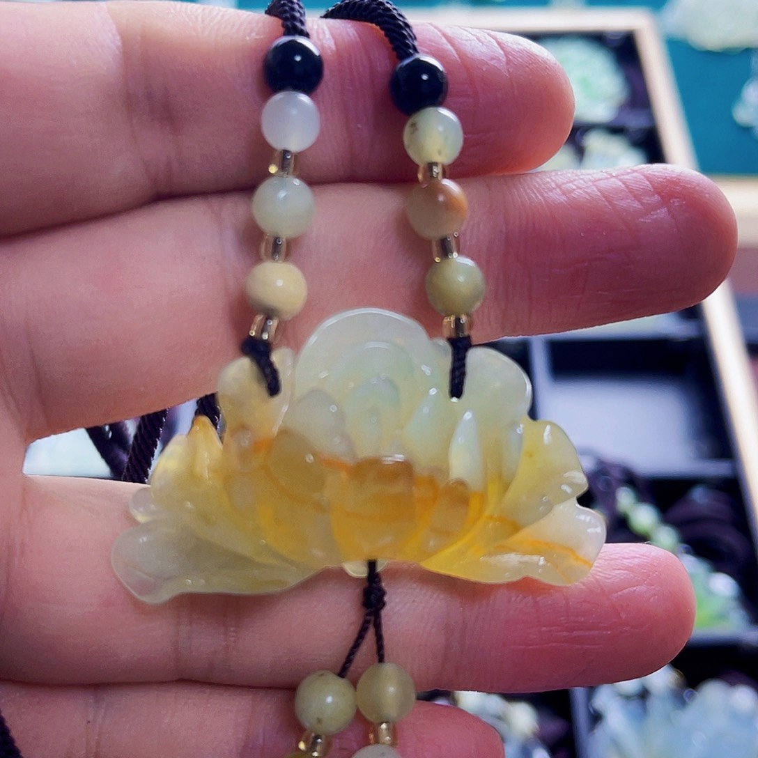 蛇纹石玉未镶嵌颈饰