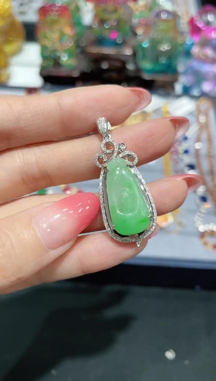 18K金镶嵌天然翡翠吊坠