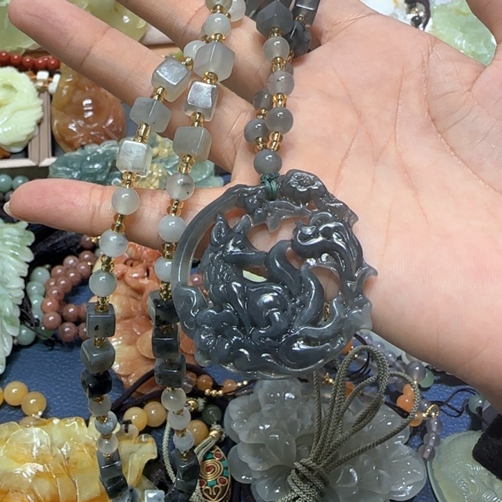 蛇纹石玉吊坠合金