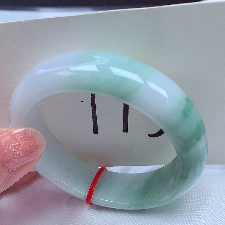 翡翠手镯未镶嵌翡翠