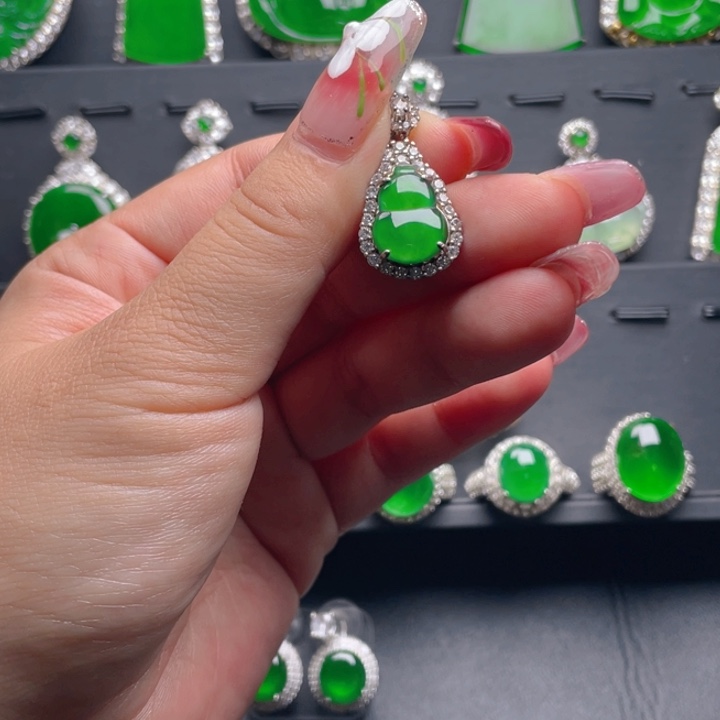 翡翠颈饰未镶嵌翡翠吊坠