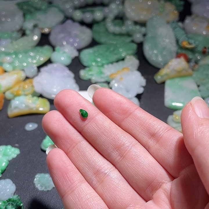 颈饰未镶嵌翡翠兿*阁，天