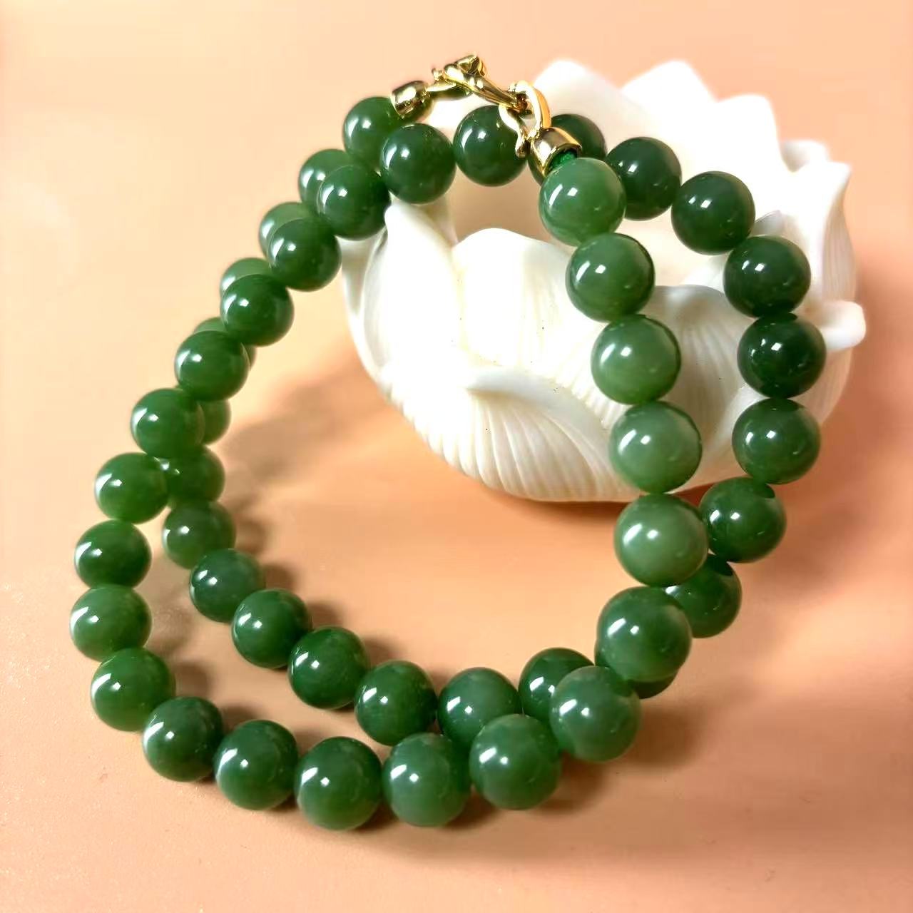 约9.5-10mm和田玉碧玉粉青圆珠项链