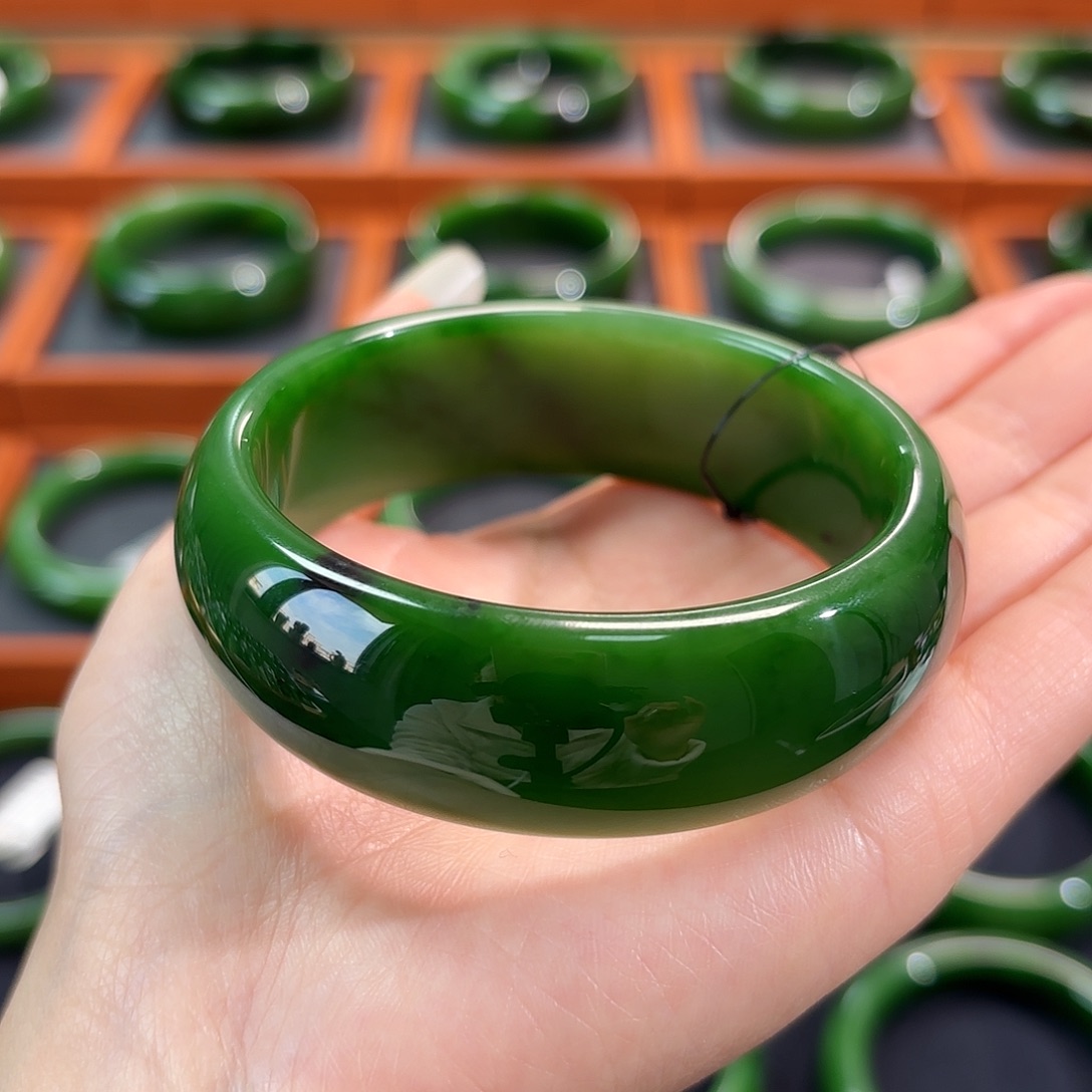 和田玉（碧玉）未镶嵌手镯菠菜绿宽版细度不错
