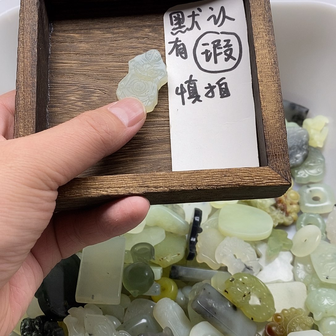 蛇纹石玉未镶嵌颈饰