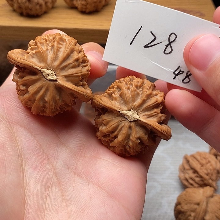 文玩核桃吊坠40宫灯