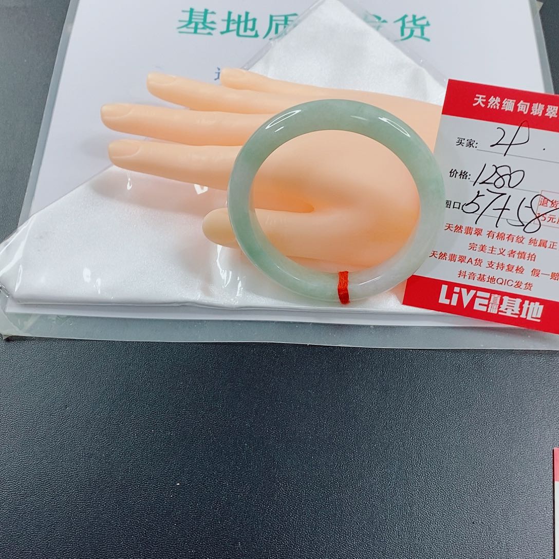 翡翠手镯未镶嵌时****散天然的29