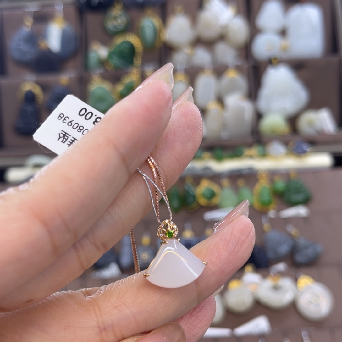 和田玉吊坠18K金镶嵌