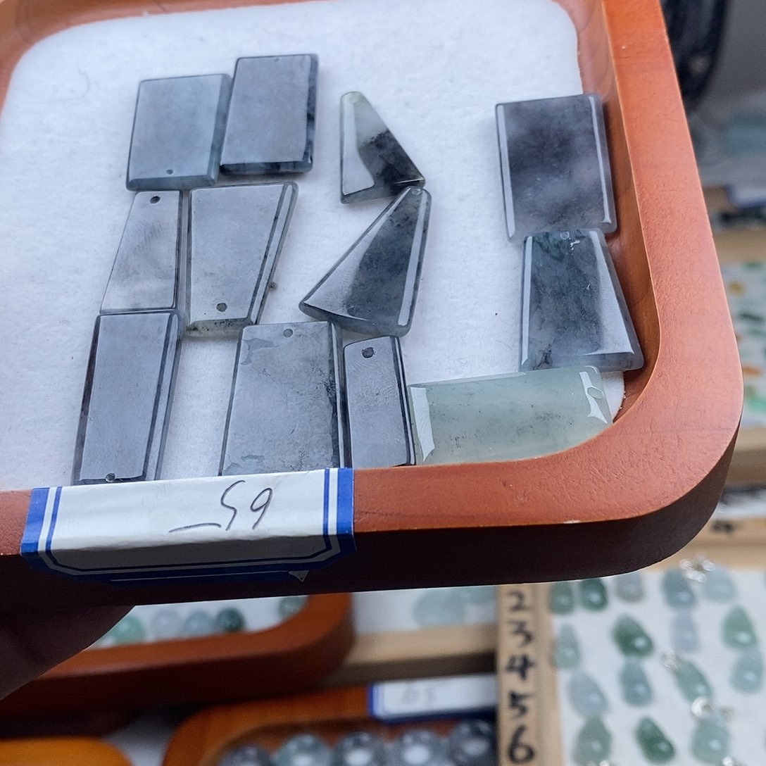 翡翠颈饰未镶嵌无事牌60一个