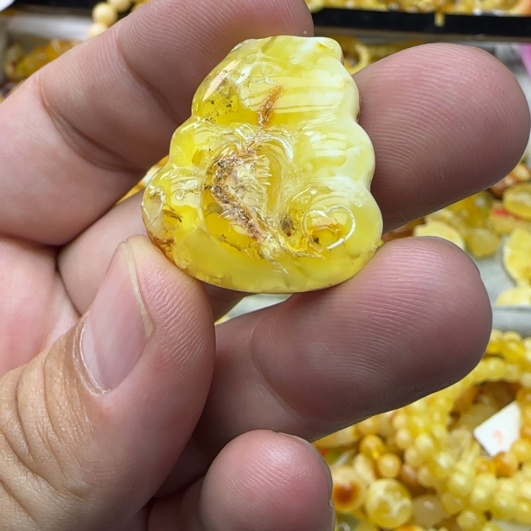 琥珀未镶嵌裸石3.89克有瑕