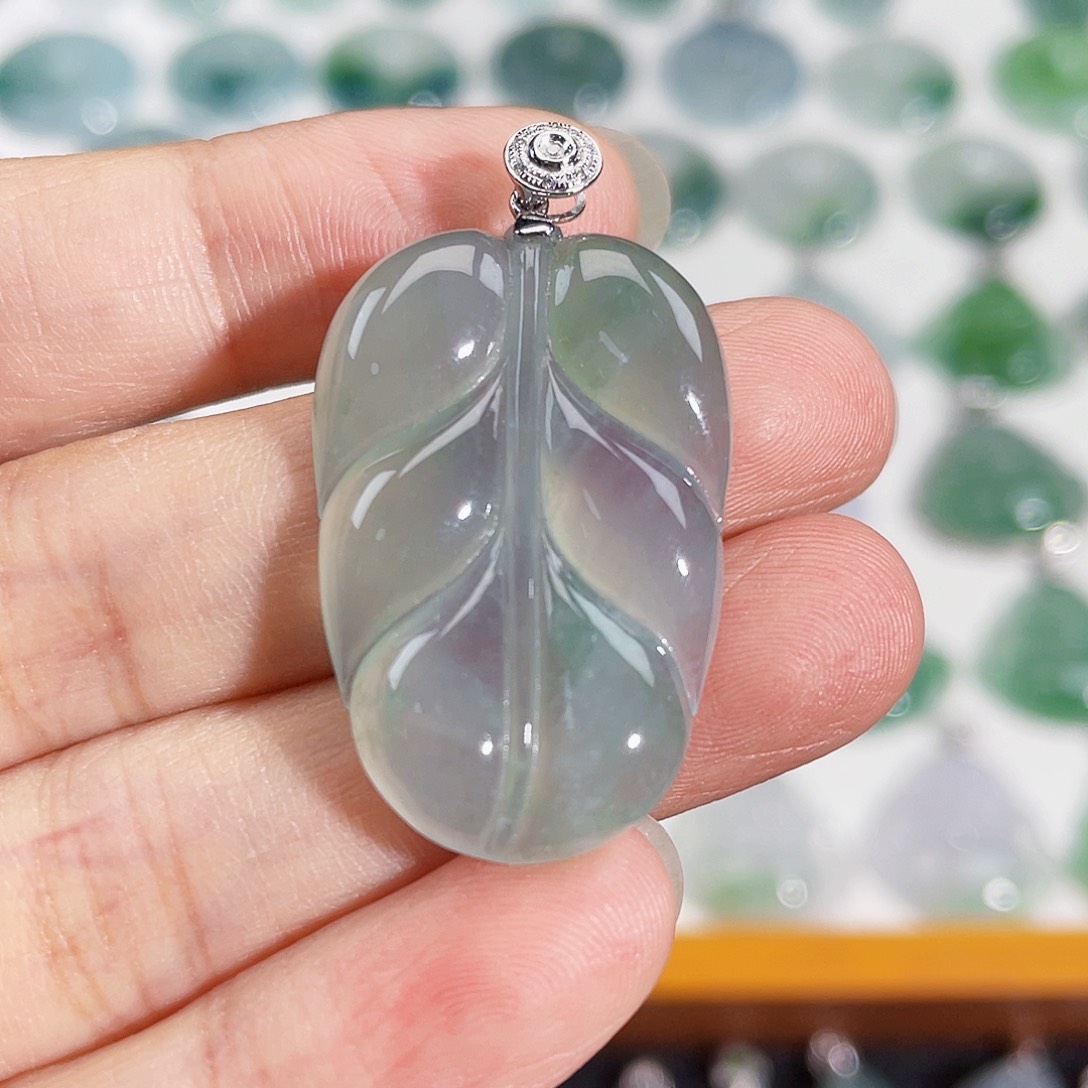 颈饰18K金镶嵌翡翠吊坠