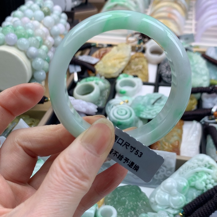 翡翠手镯未镶嵌吊坠