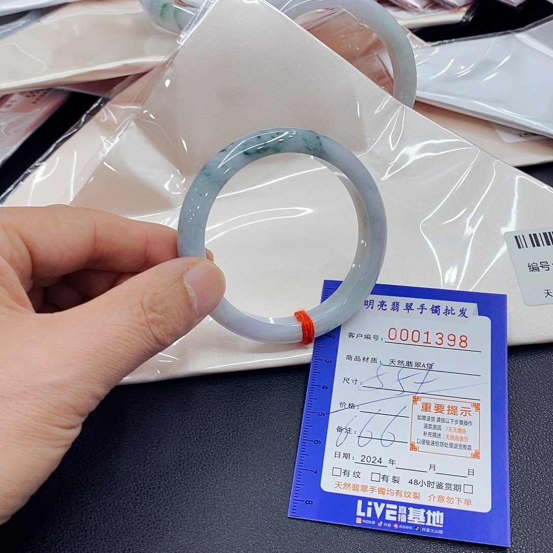 翡翠手镯未镶嵌翡翠手镯