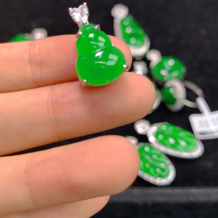 翡翠银S925镶嵌颈饰一个