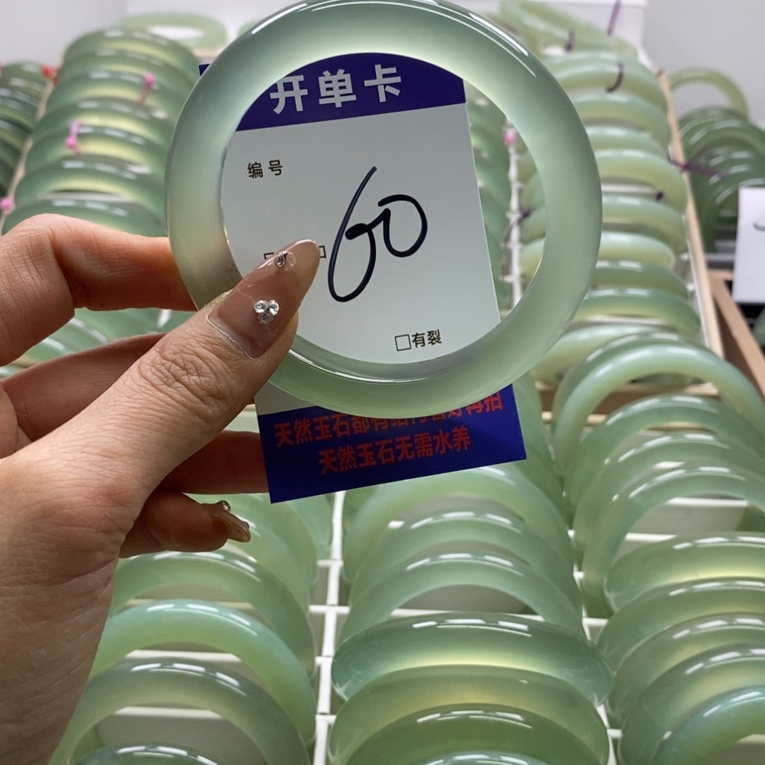 蛇纹石玉手镯未镶嵌尊****制