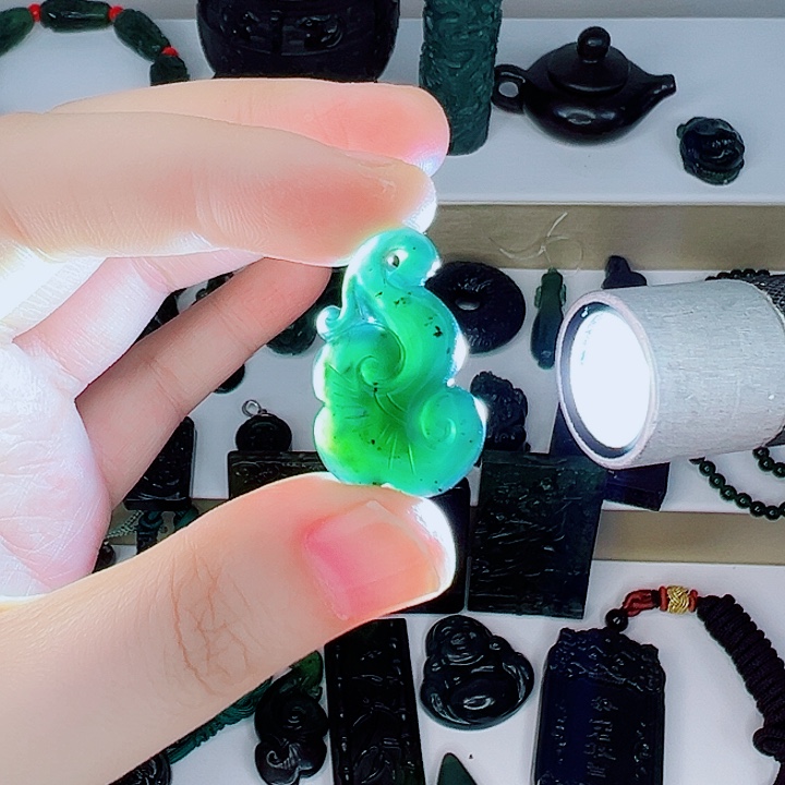 蛇纹石玉颈饰未镶嵌