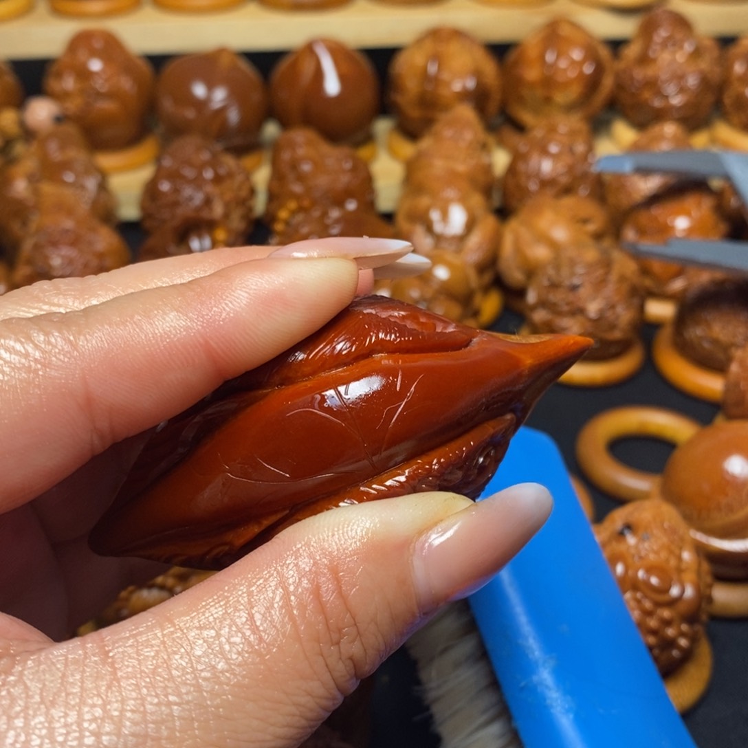 【闪购商品】橄榄核吊坠@****@纯手工盘红三面