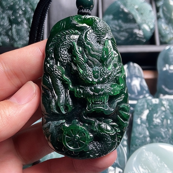 翡翠未镶嵌颈饰龙牌绿色