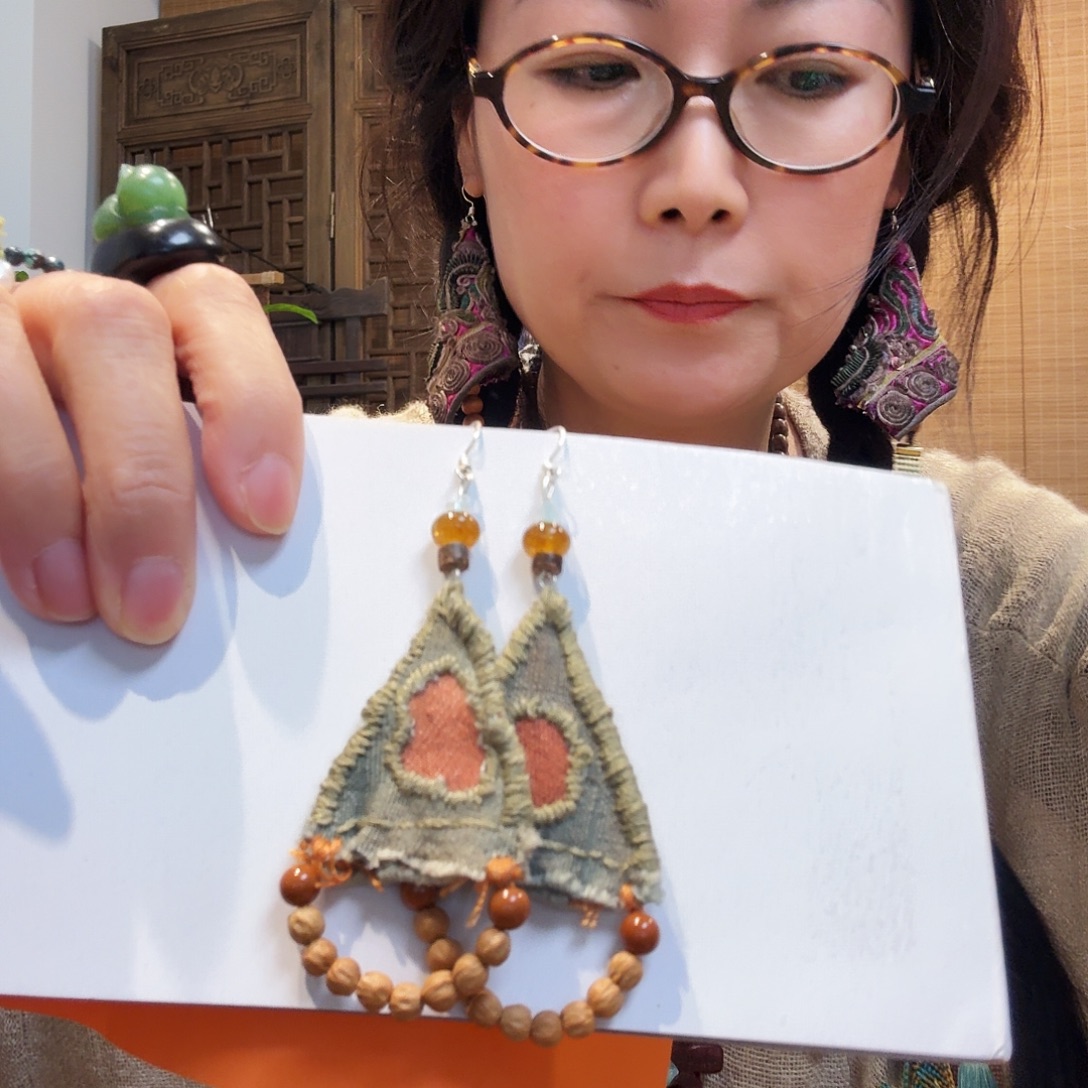 设计款耳环一对一对