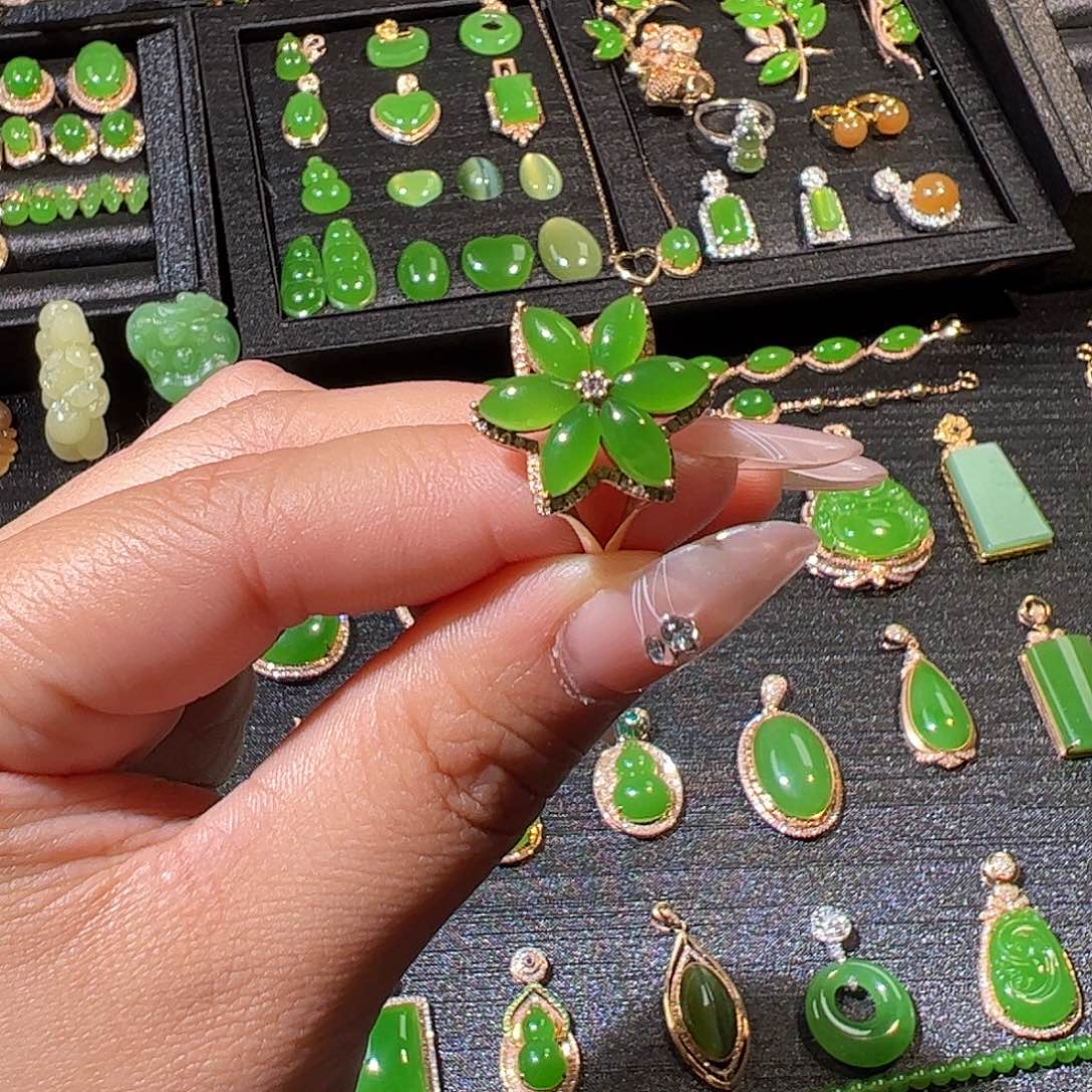 和田玉（碧玉）戒指18K金镶嵌