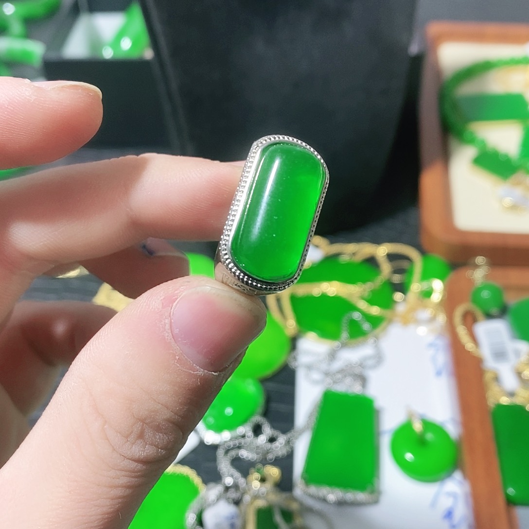 翡翠颈饰银S925镶嵌戒指