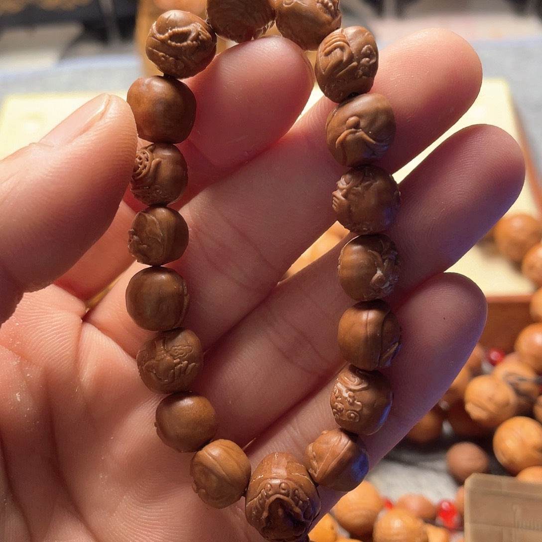 龙纹桃核雕刻佛手无相佛